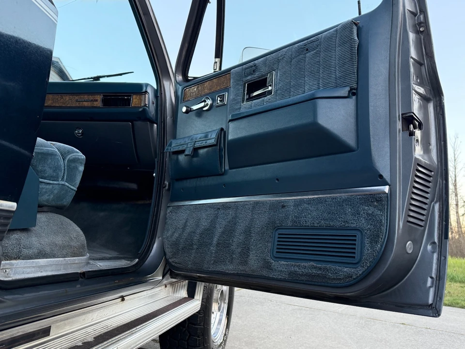 1989 GMC Suburban 7th Gen - Image 17 of 21