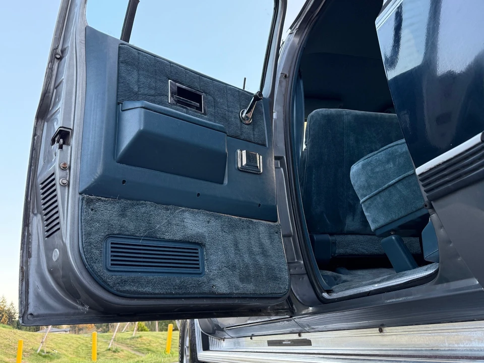 1989 GMC Suburban 7th Gen - Image 15 of 21