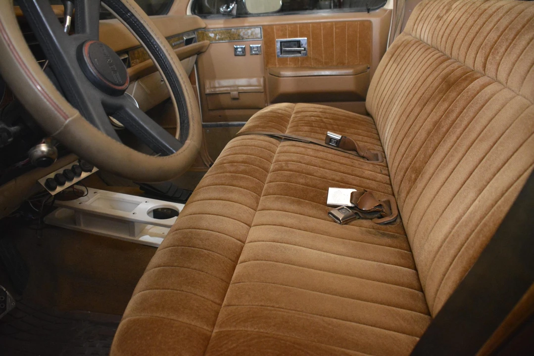 1989 GMC Suburban 7th Gen - Image 28 of 31