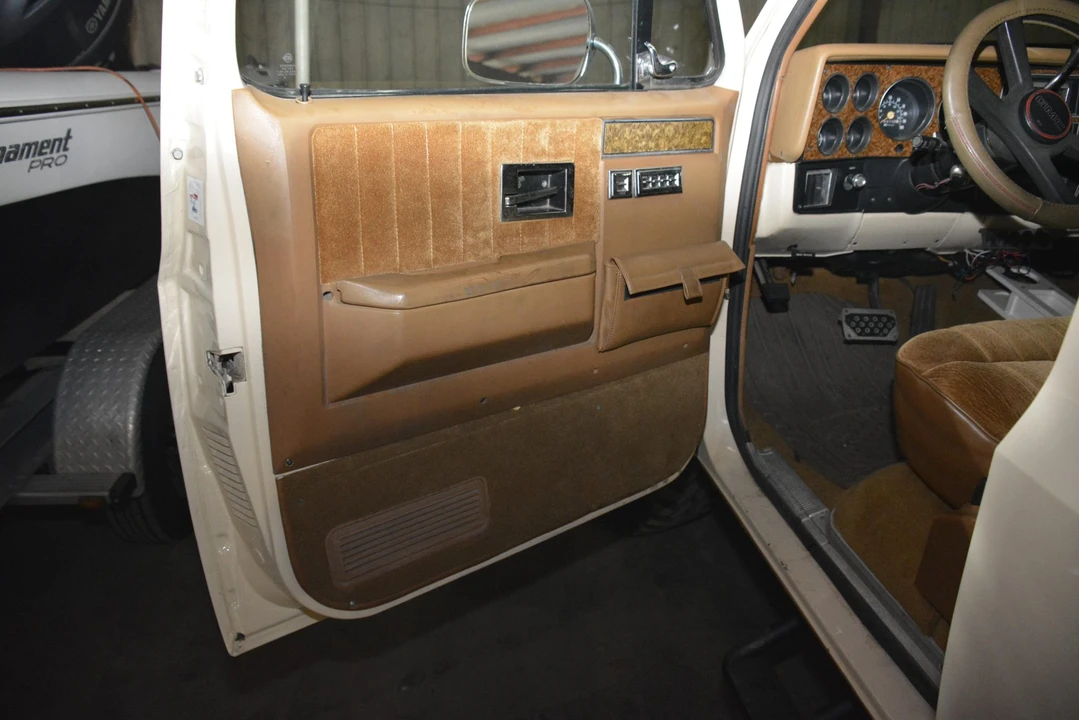 1989 GMC Suburban 7th Gen - Image 27 of 31