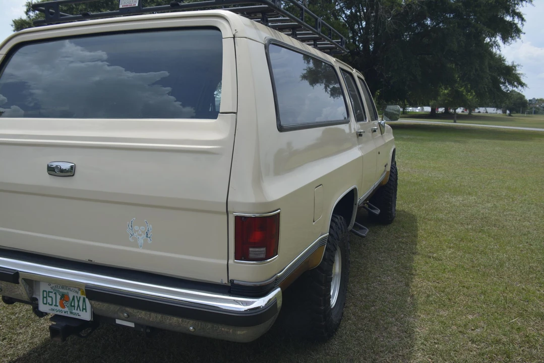 1989 GMC Suburban 7th Gen - Image 16 of 31