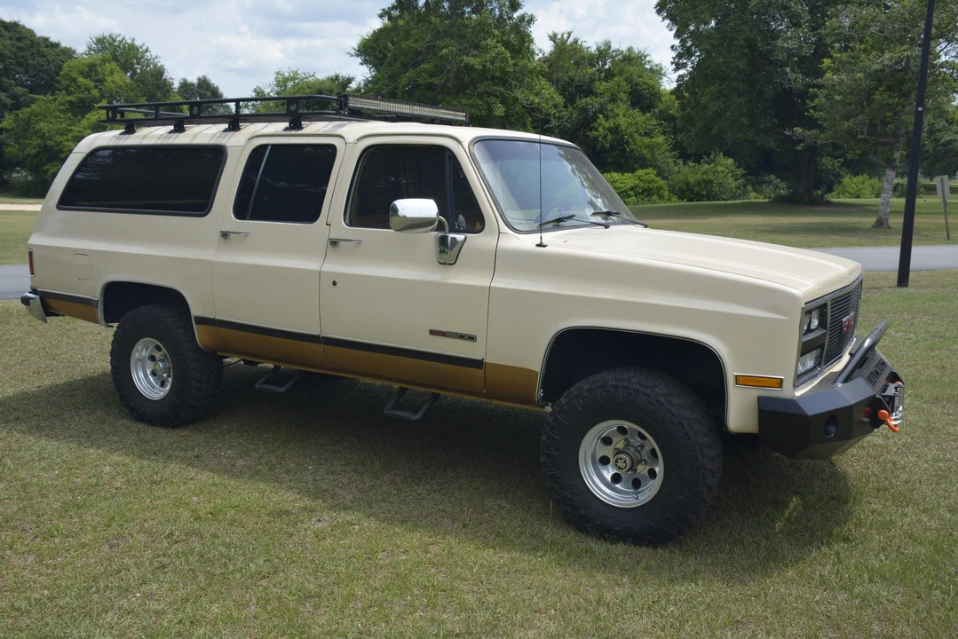 1989 GMC Suburban 7th Gen - Image 9 of 31