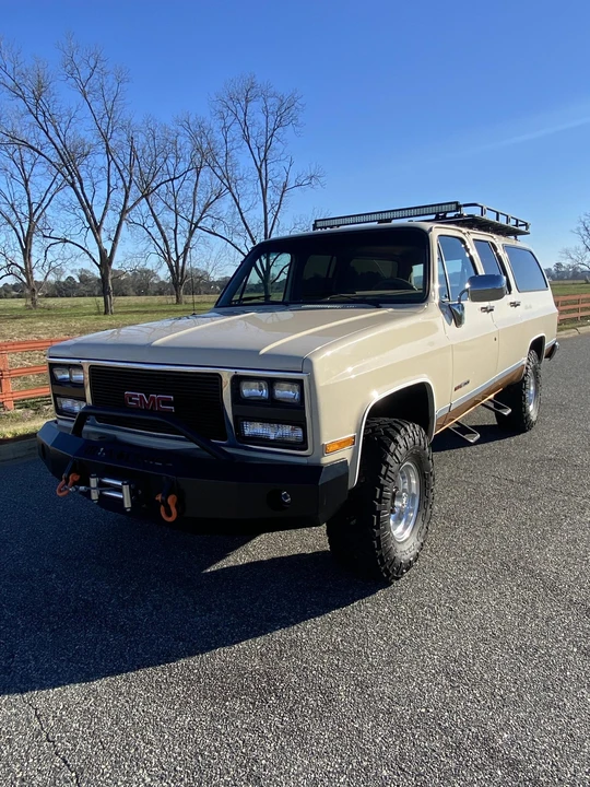 1989 GMC Suburban 7th Gen - Image 3 of 31