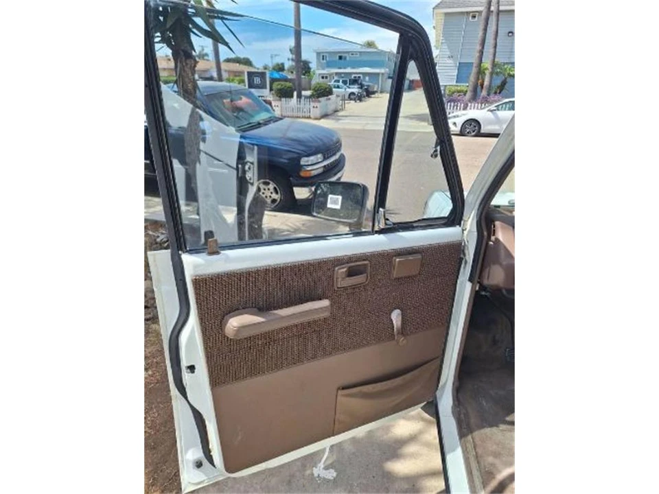 1989 Isuzu Trooper - Image 10 of 15