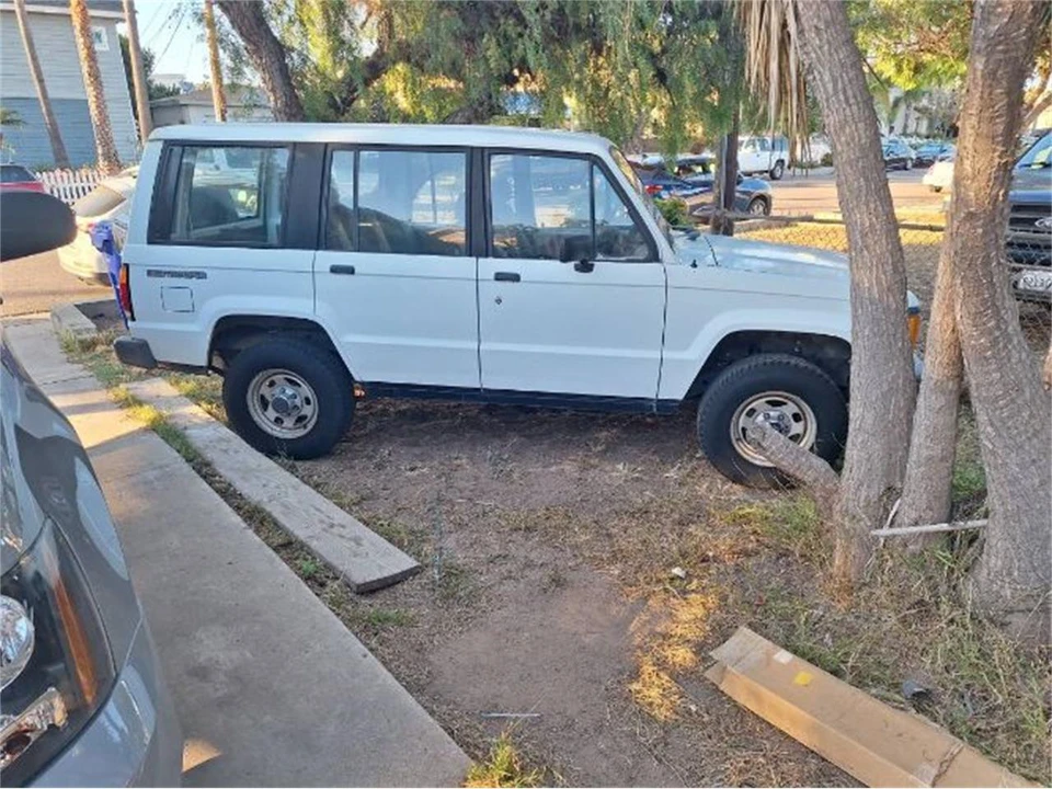 1989 Isuzu Trooper - Image 7 of 15