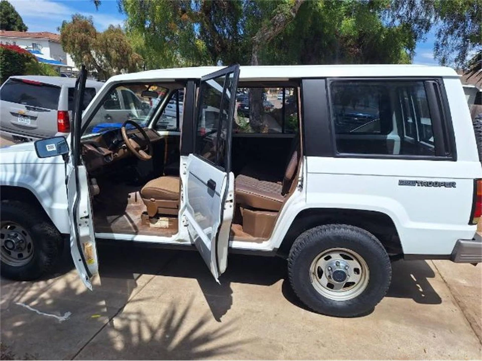 1989 Isuzu Trooper - Image 11 of 15