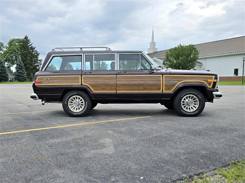 1989 Jeep SJ Grand Wagoneer - Image 7 of 31