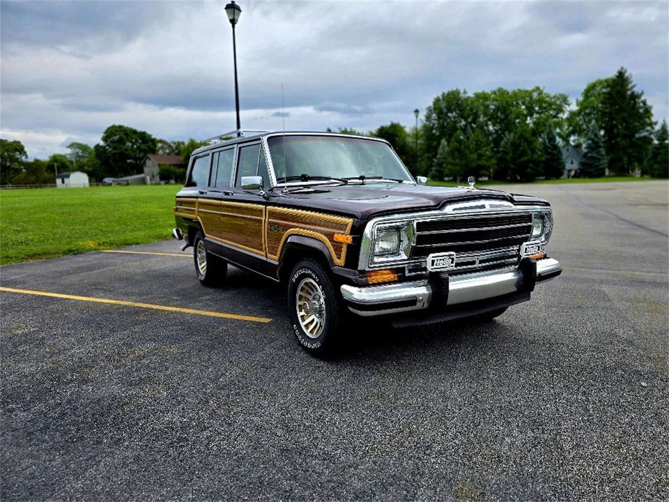 1989 Jeep SJ Grand Wagoneer - Image 8 of 31