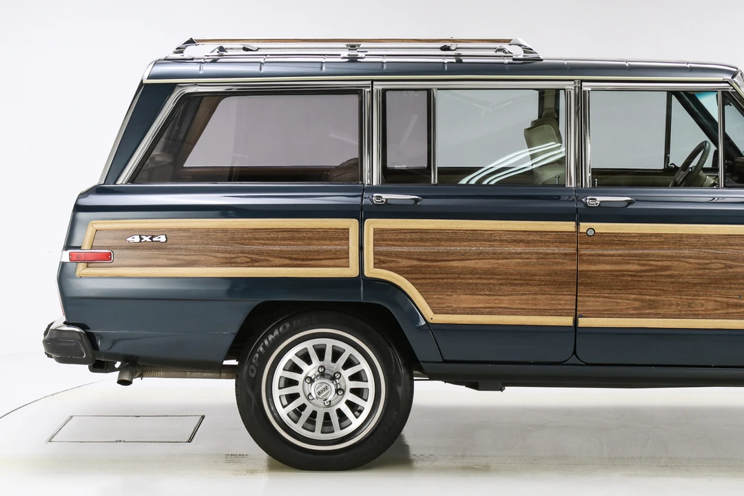 1989 Jeep SJ Grand Wagoneer - Image 14 of 31