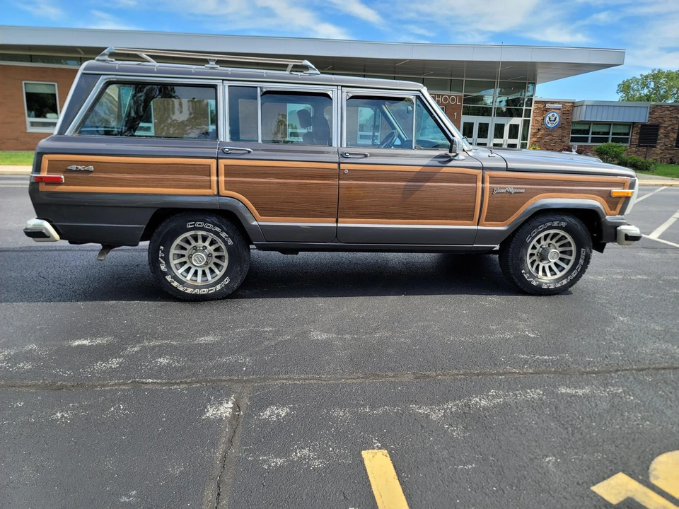 1989 Jeep SJ Grand Wagoneer - Image 12 of 31