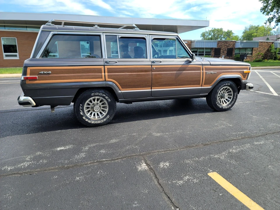 1989 Jeep SJ Grand Wagoneer - Image 9 of 31
