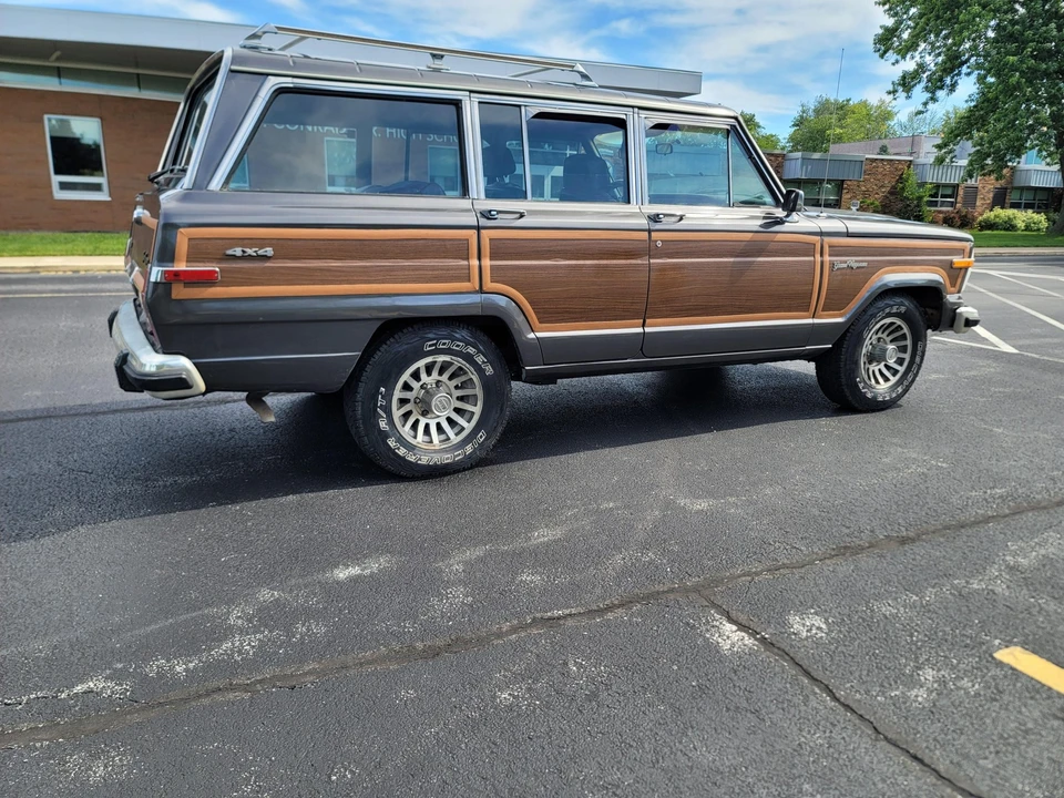 1989 Jeep SJ Grand Wagoneer - Image 8 of 31