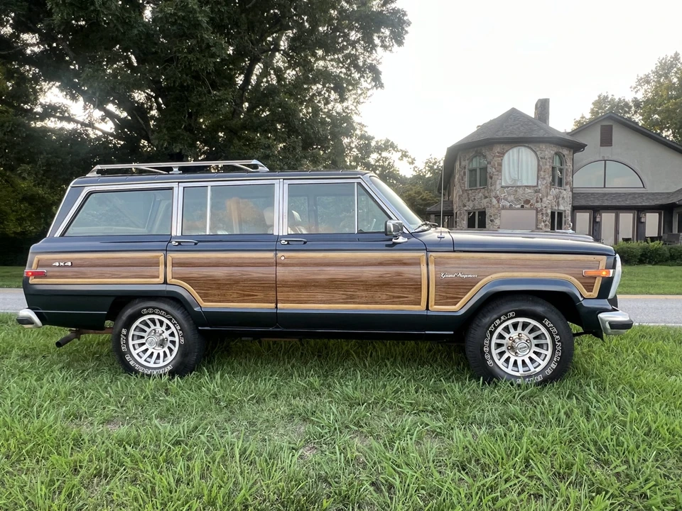 1989 Jeep SJ Grand Wagoneer - Image 10 of 31