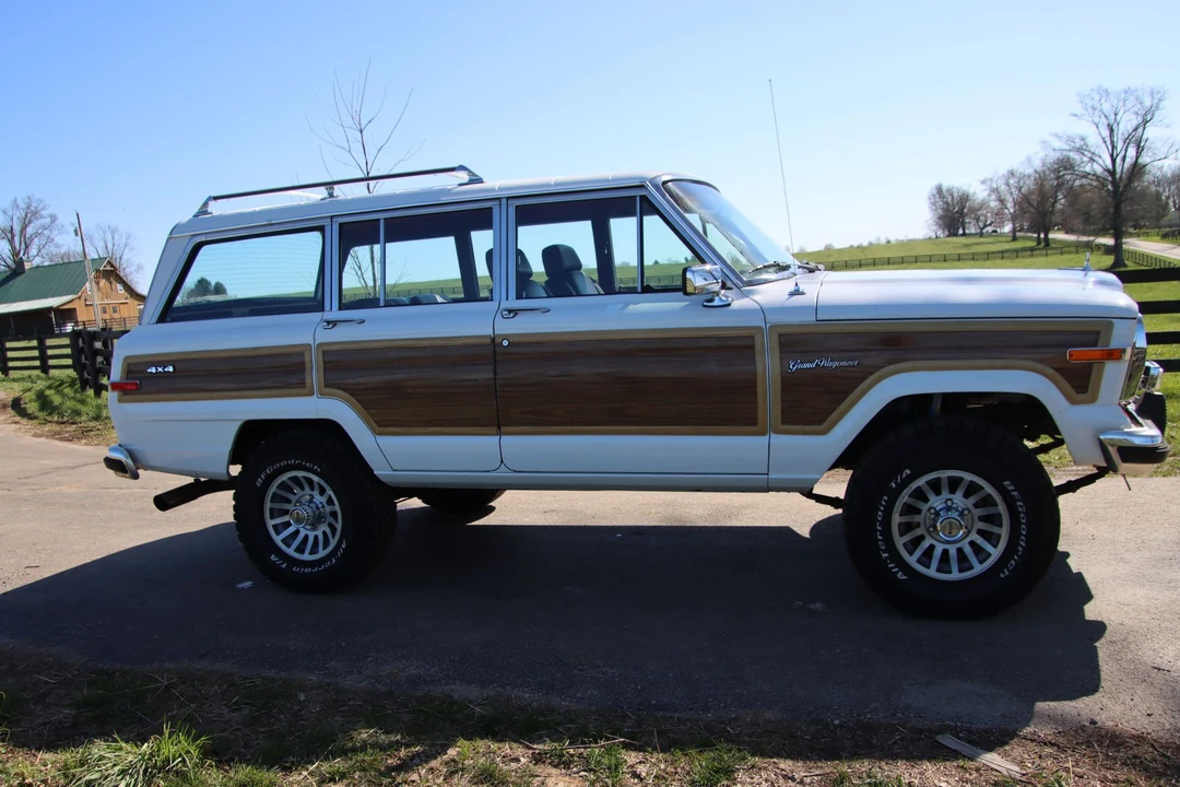 1989 Jeep SJ Grand Wagoneer - Image 12 of 31