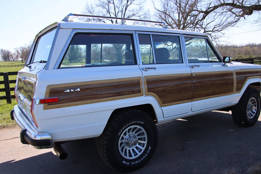 1989 Jeep SJ Grand Wagoneer - Image 11 of 31