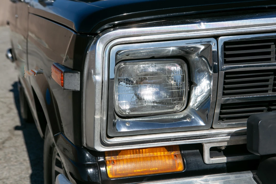 1989 Jeep SJ Grand Wagoneer - Image 15 of 31