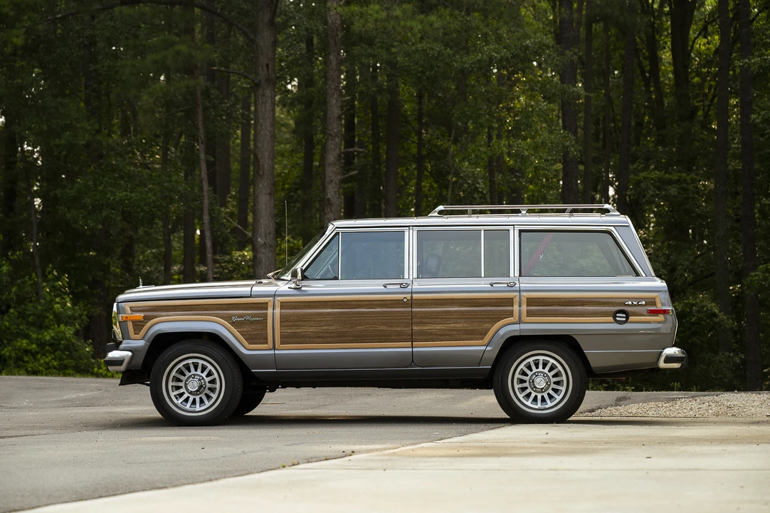 1989 Jeep SJ Grand Wagoneer - Image 7 of 31