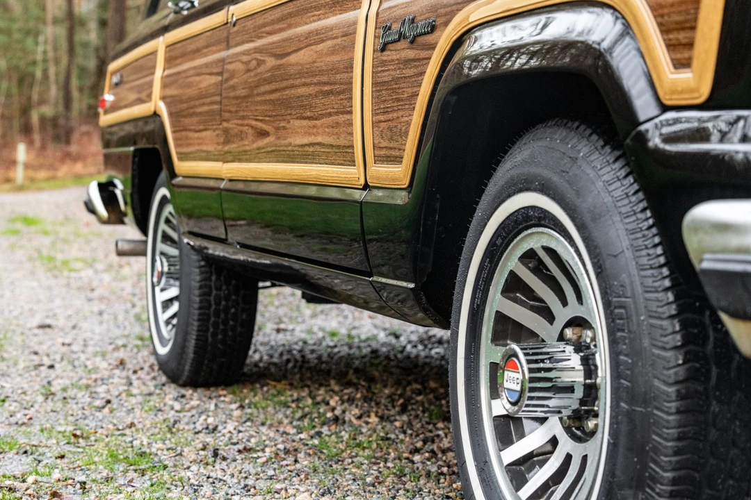 1989 Jeep SJ Grand Wagoneer - Image 10 of 31