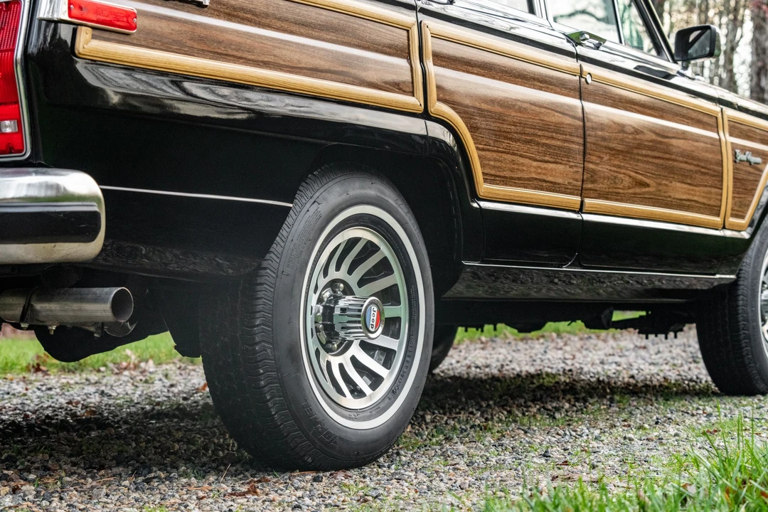 1989 Jeep SJ Grand Wagoneer - Image 12 of 31