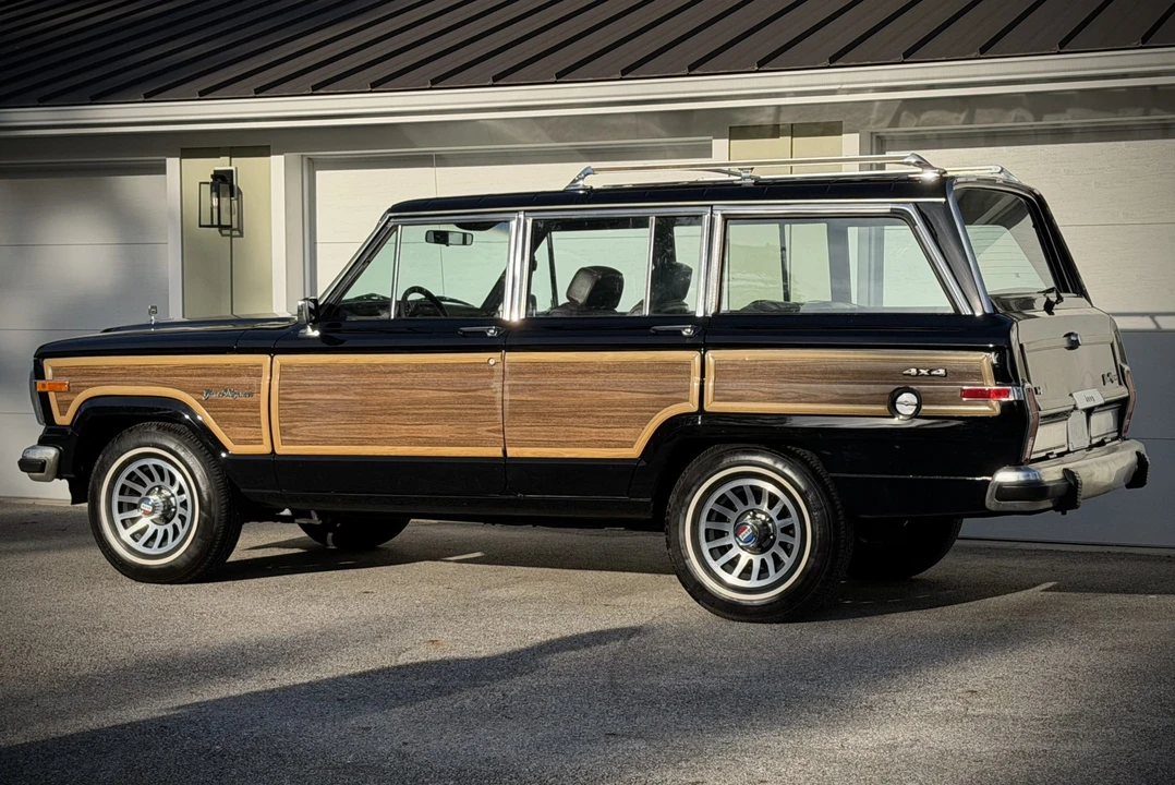 1989 Jeep SJ Grand Wagoneer - Image 7 of 31