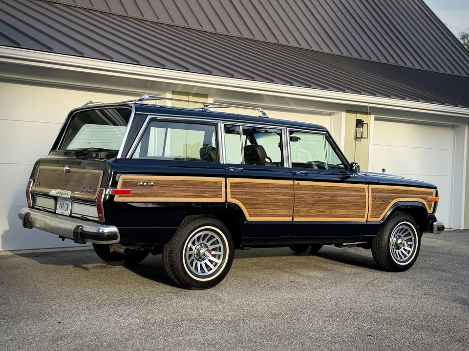 1989 Jeep SJ Grand Wagoneer - Image 10 of 31