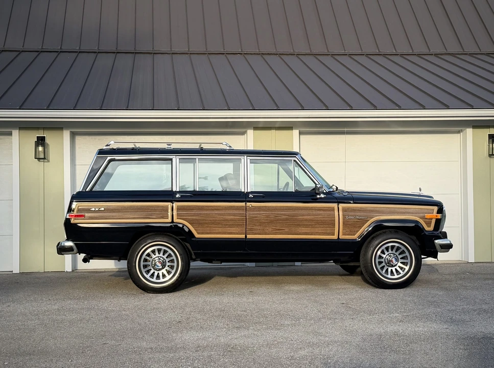 1989 Jeep SJ Grand Wagoneer - Image 13 of 31