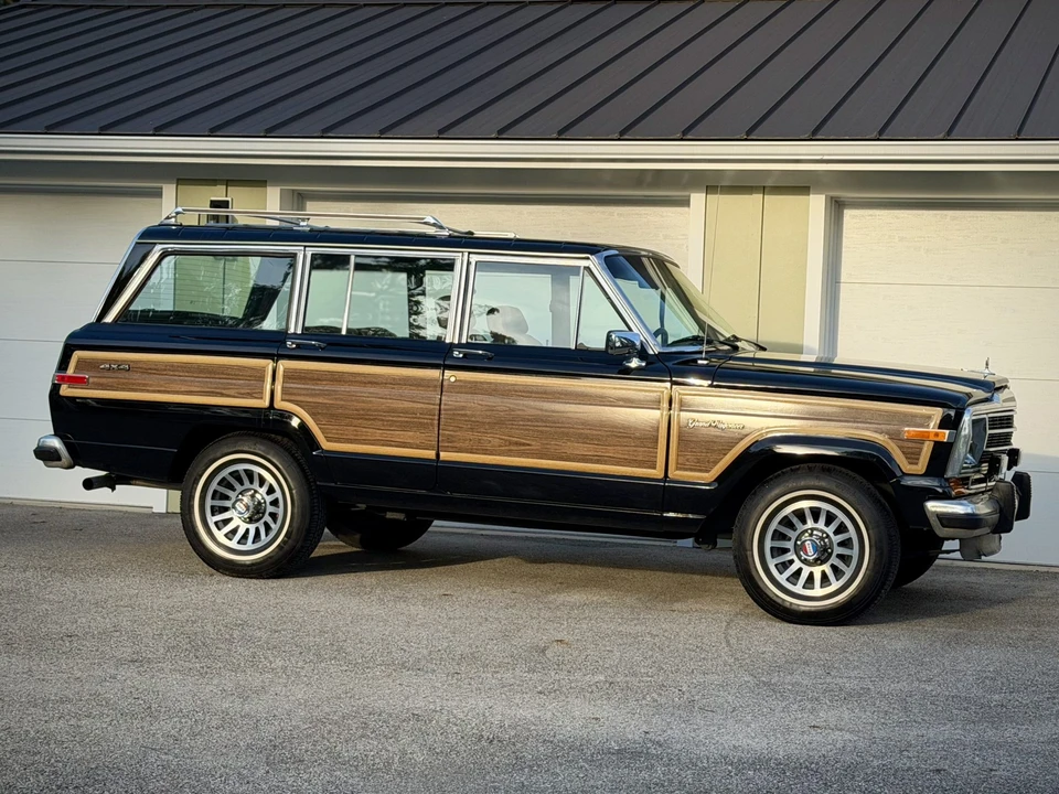 1989 Jeep SJ Grand Wagoneer - Image 14 of 31