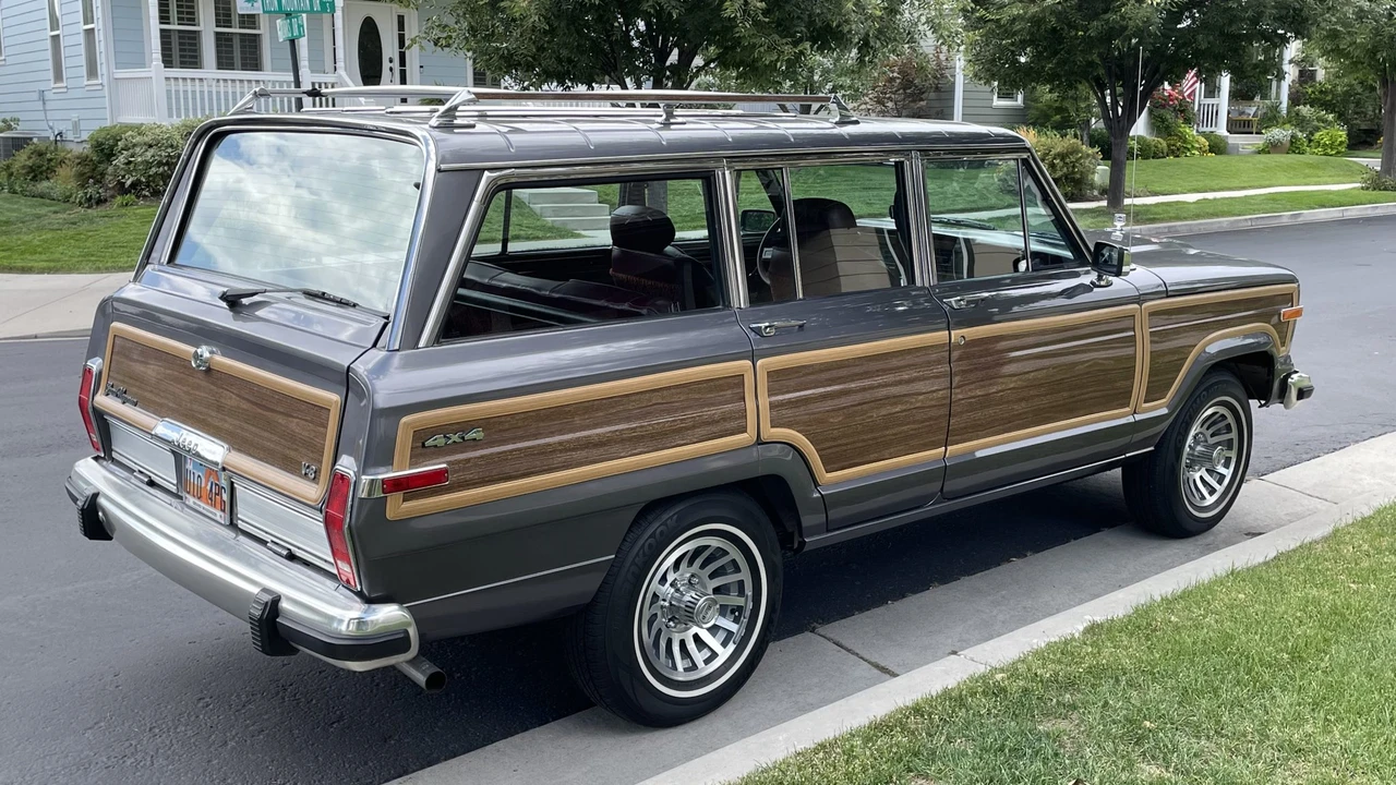 1989 Jeep SJ Grand Wagoneer - Image 7 of 31