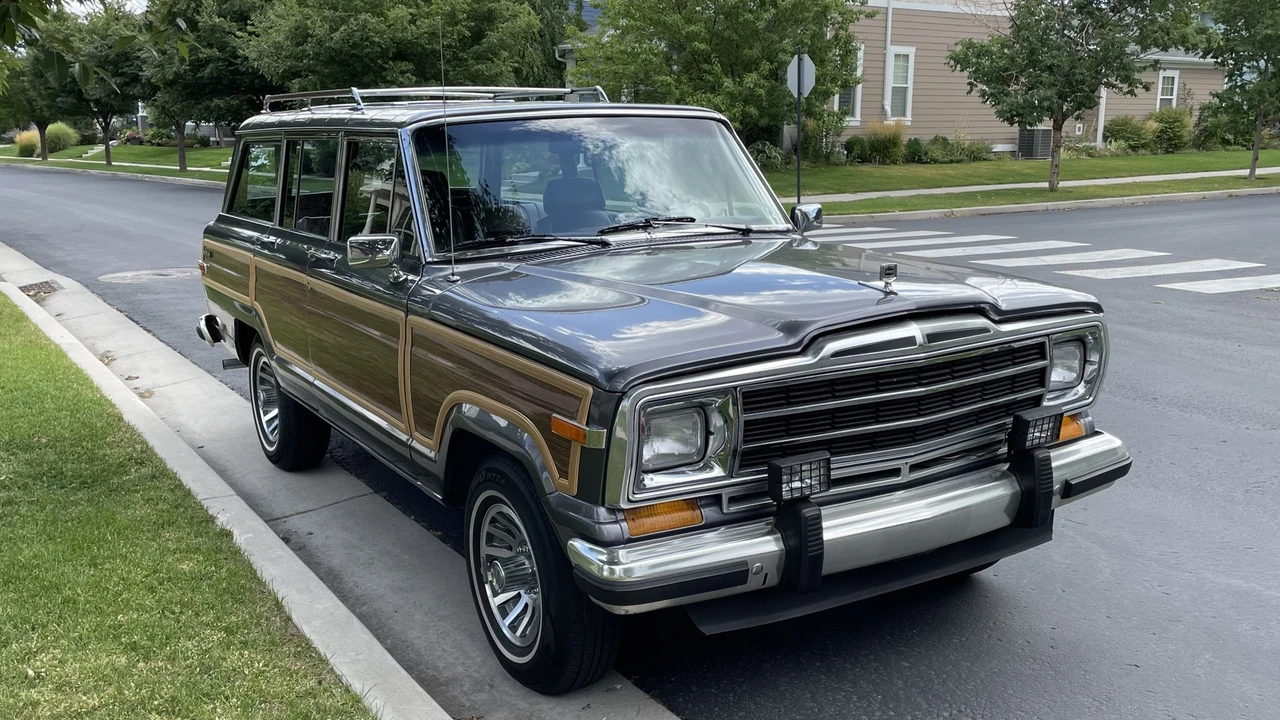 1989 Jeep SJ Grand Wagoneer - Image 10 of 31