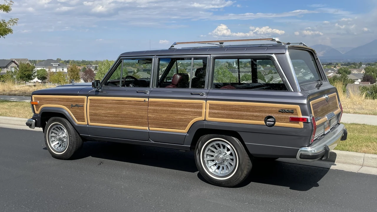 1989 Jeep SJ Grand Wagoneer - Image 15 of 31
