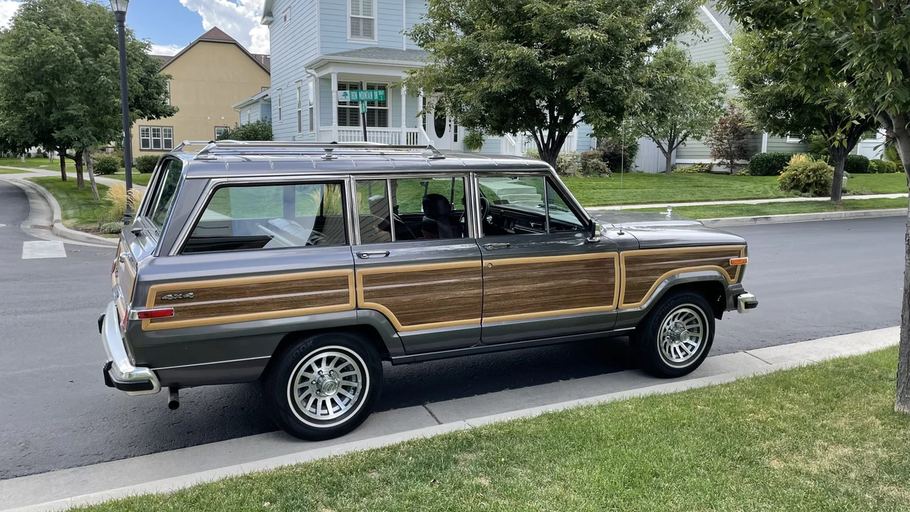 1989 Jeep SJ Grand Wagoneer - Image 8 of 31
