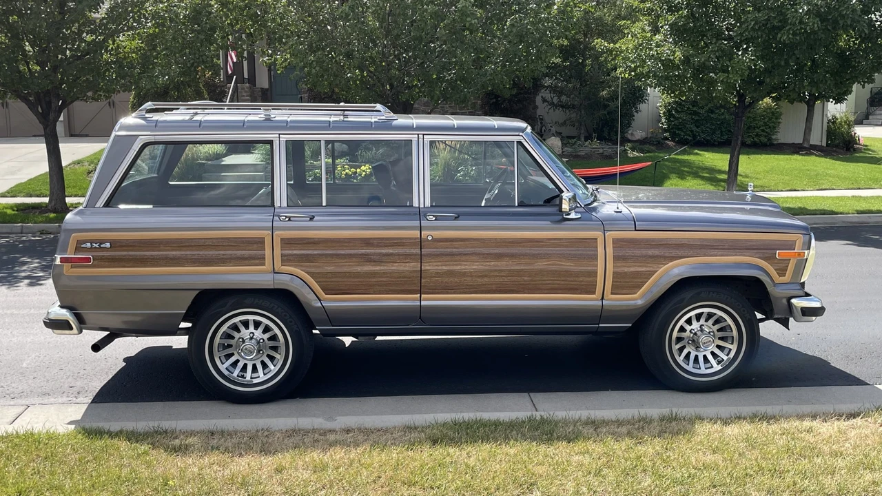 1989 Jeep SJ Grand Wagoneer - Image 19 of 31