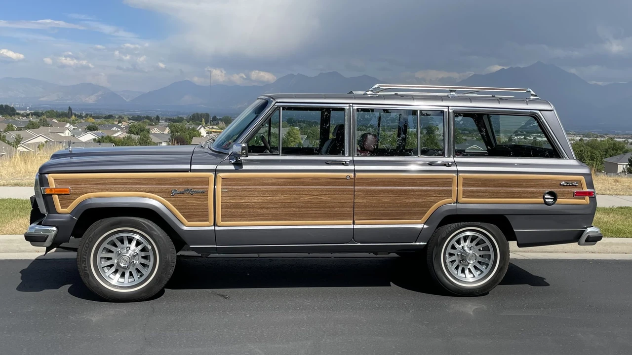 1989 Jeep SJ Grand Wagoneer - Image 14 of 31