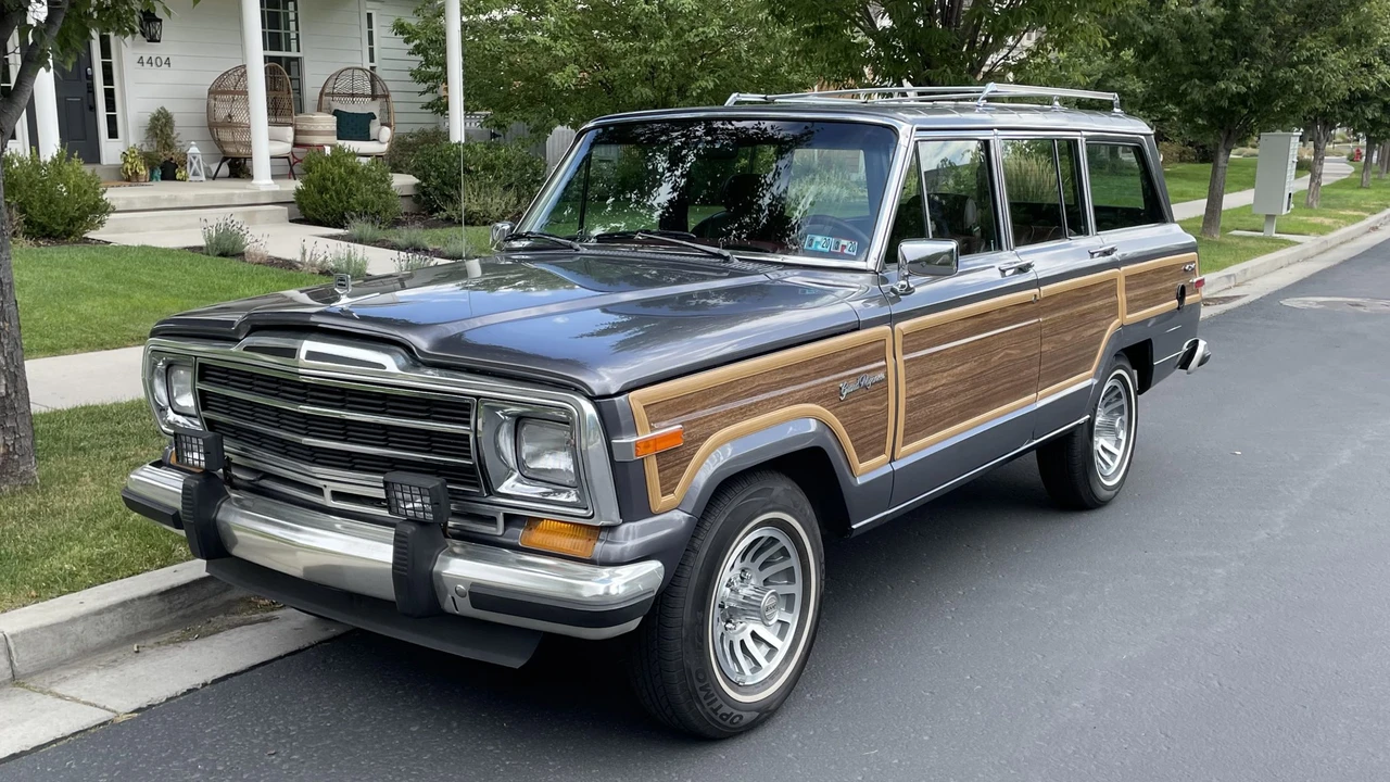 1989 Jeep SJ Grand Wagoneer - Image 2 of 31