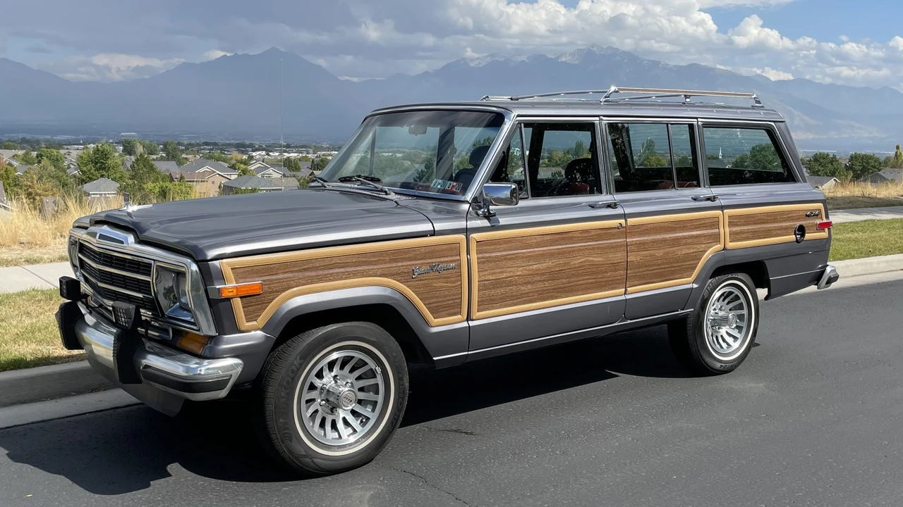 1989 Jeep SJ Grand Wagoneer - Image 13 of 31