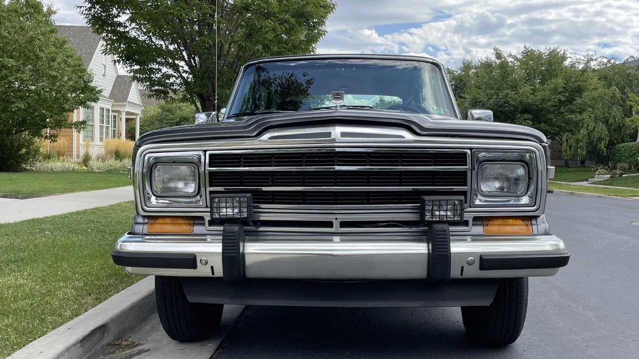 1989 Jeep SJ Grand Wagoneer - Image 12 of 31