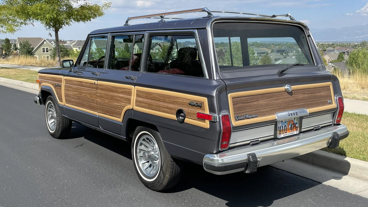 1989 Jeep SJ Grand Wagoneer - Image 16 of 31