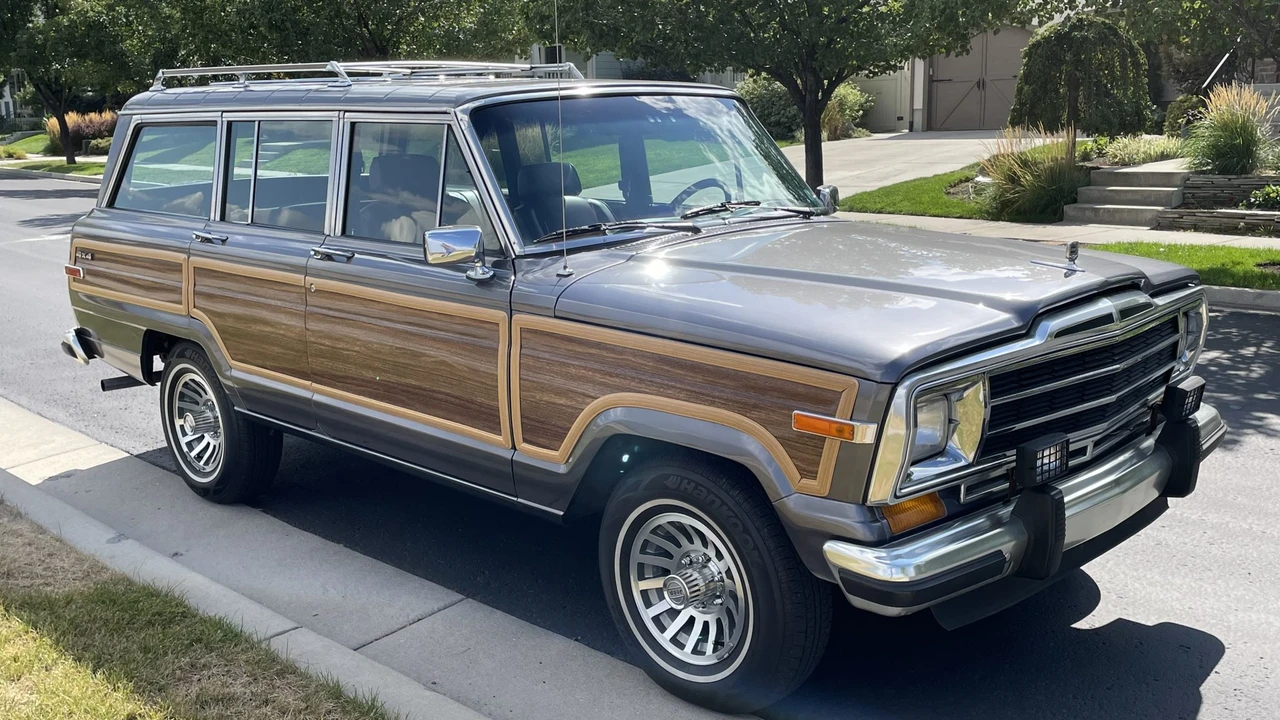 1989 Jeep SJ Grand Wagoneer - Image 20 of 31