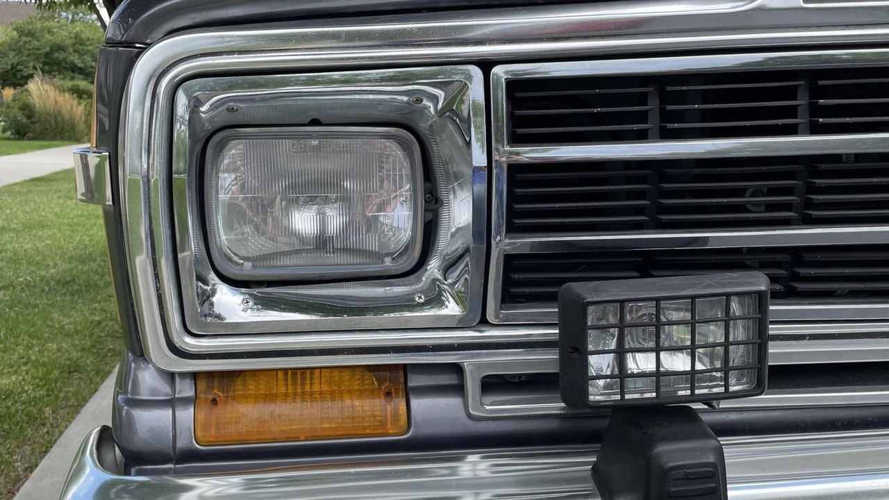 1989 Jeep SJ Grand Wagoneer - Image 23 of 31
