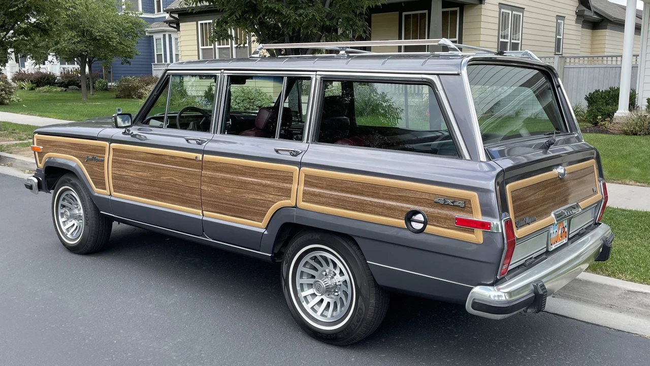 1989 Jeep SJ Grand Wagoneer - Image 5 of 31