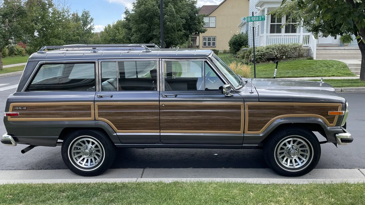 1989 Jeep SJ Grand Wagoneer - Image 9 of 31