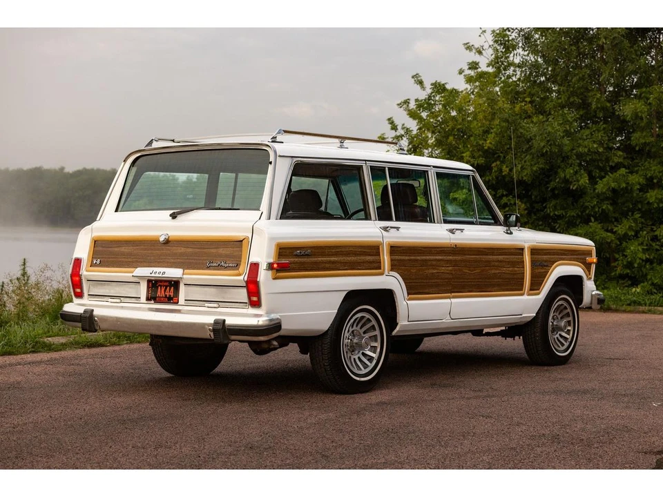 1989 Jeep SJ Grand Wagoneer - Image 7 of 31