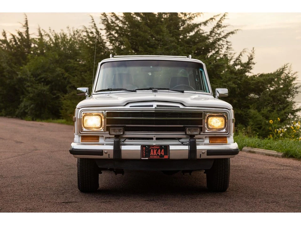 1989 Jeep SJ Grand Wagoneer - Image 9 of 31