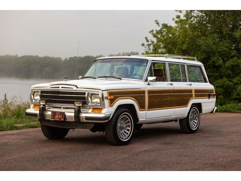 1989 Jeep SJ Grand Wagoneer - Image 10 of 31