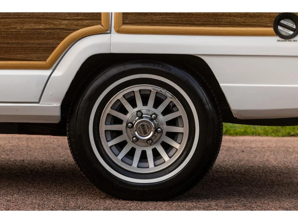 1989 Jeep SJ Grand Wagoneer - Image 19 of 31