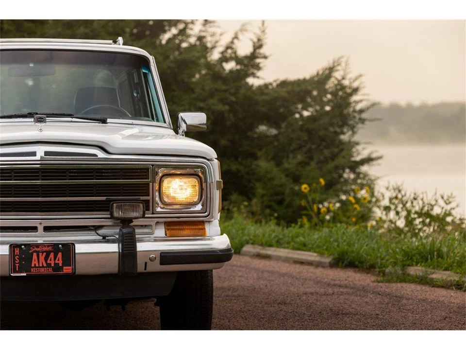 1989 Jeep SJ Grand Wagoneer - Image 13 of 31