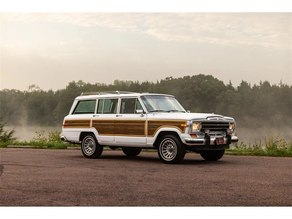 1989 Jeep SJ Grand Wagoneer - Image 15 of 31