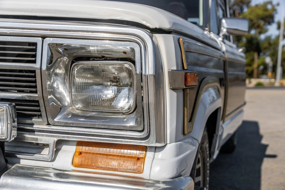 1989 Jeep SJ Grand Wagoneer - Image 14 of 31