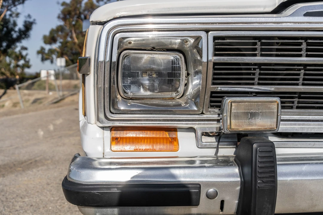 1989 Jeep SJ Grand Wagoneer - Image 13 of 31