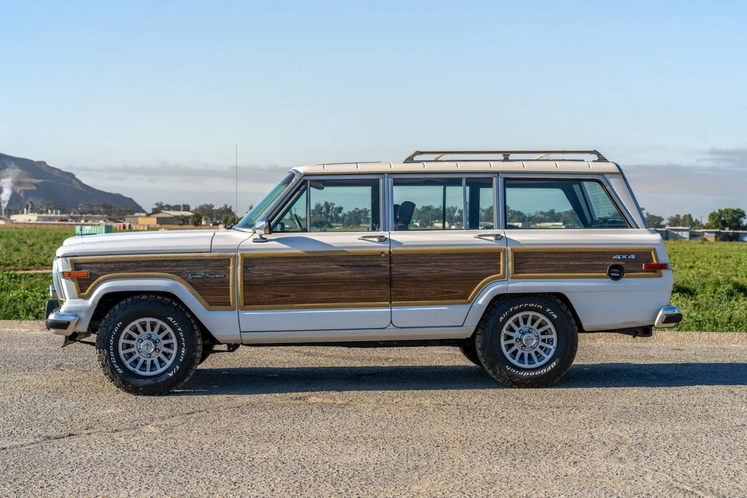 1989 Jeep SJ Grand Wagoneer - Image 9 of 31